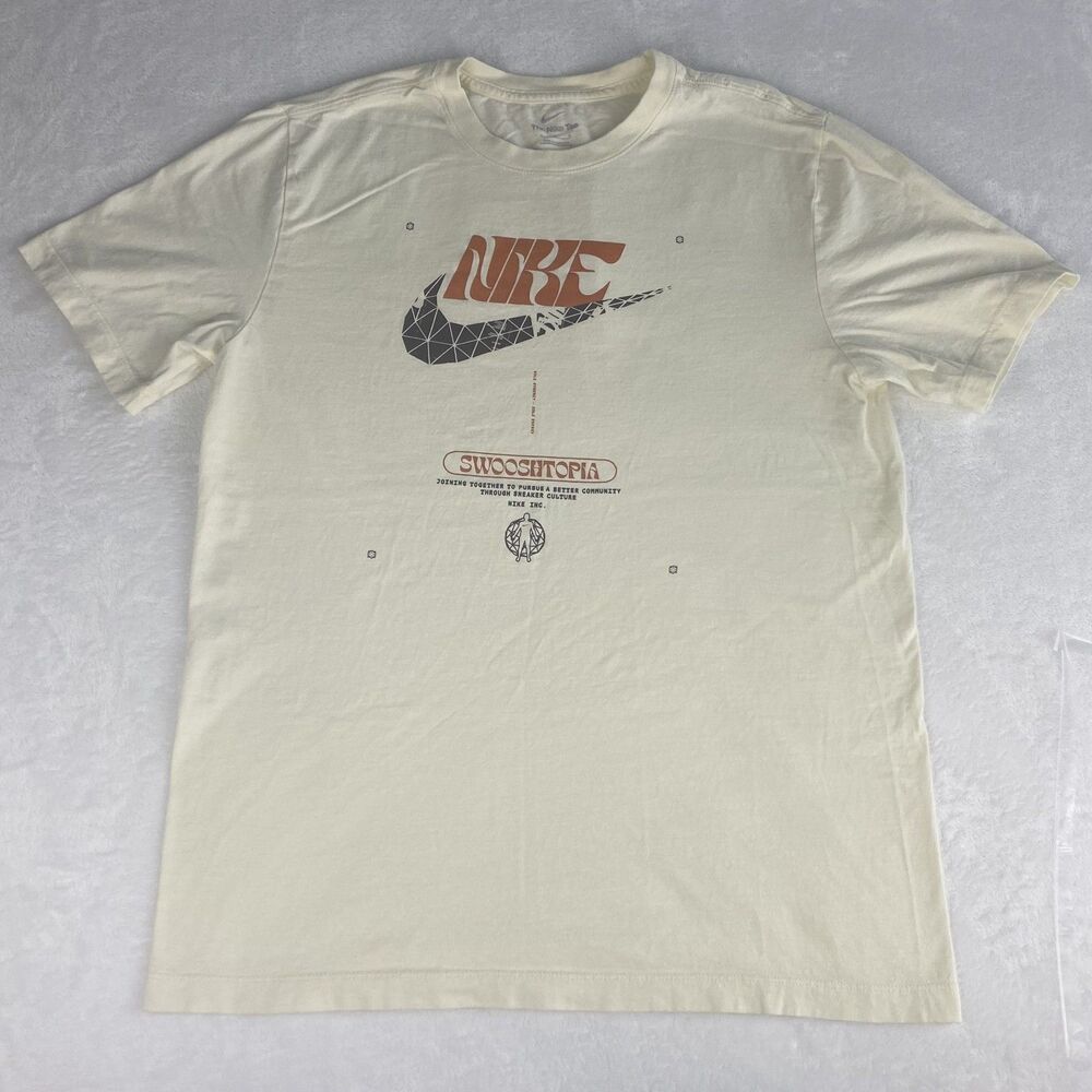 Nike Graphic Shirt Mens Medium Beige Swoosh Topia Logo Crewneck Short Sleeve
